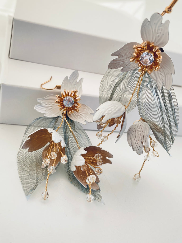 Exklusive Ohrringe "White-Flower-Tulle" | Handmade-" Something Blue Kollektion Hochzeit