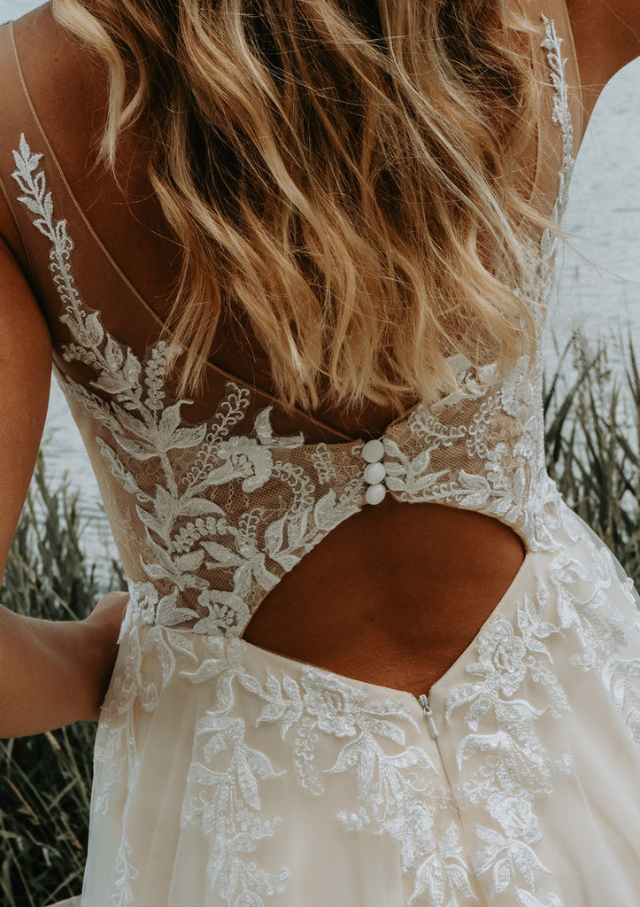 Brautkleid "Allessia" Extravaganter Rücken V-Neck Tüll A-linie | Blütenspitze - Bridal LUUV