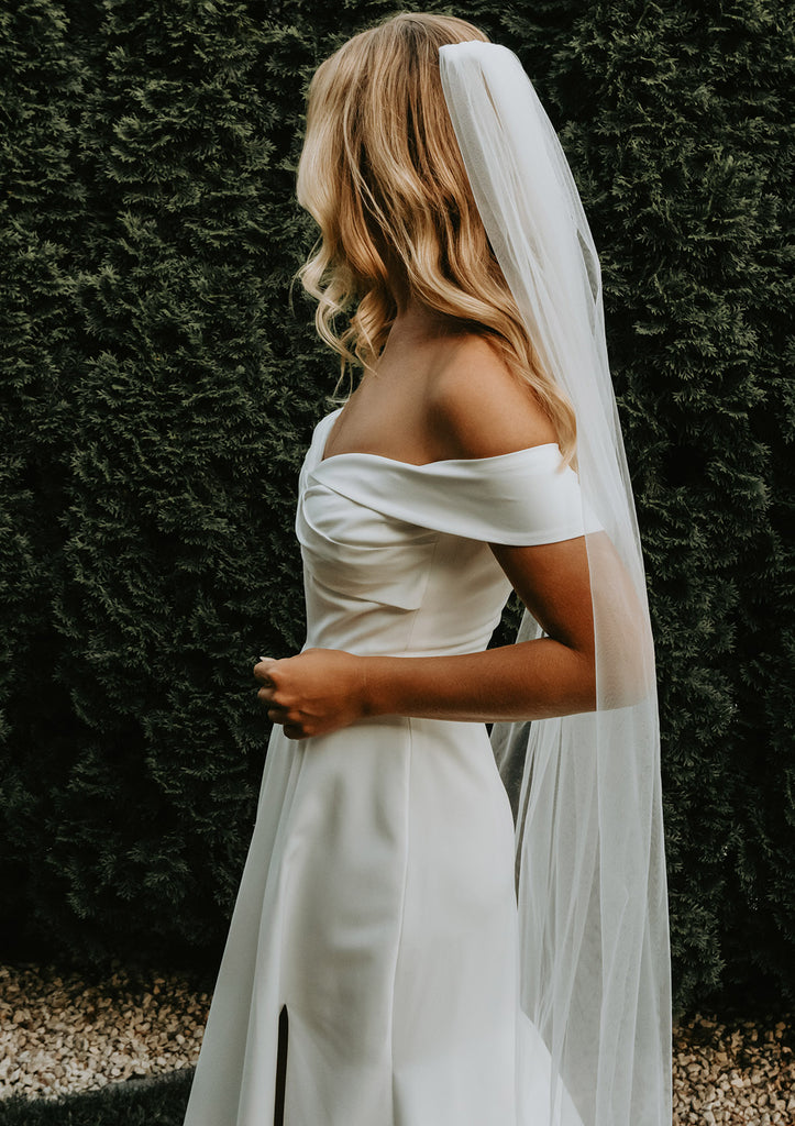 Brautkleid "Carmen" schlichte Eleganz mit Beinschlitz A-Linie | Handmade Brautkrepp - Bridal LUUV