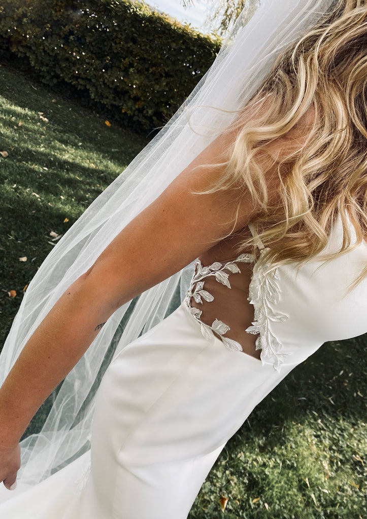 Brautkleid "Kristin" schlicht elegant | 90er Jahre Stil mit Blütenspitze - Bridal LUUV
