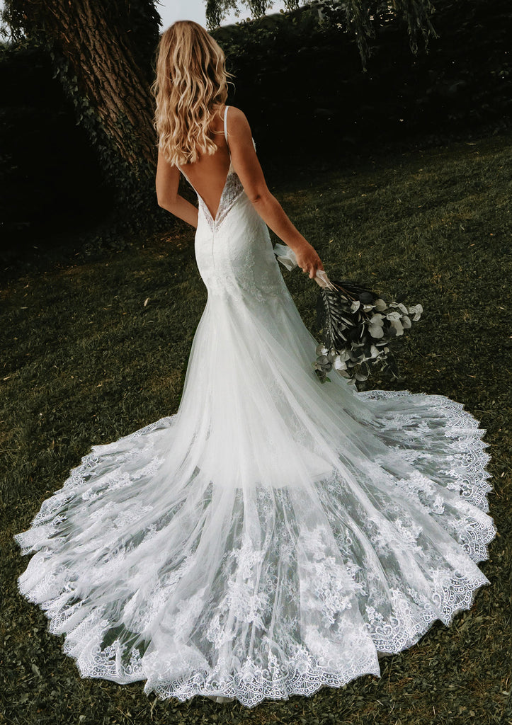 Brautkleid "Naomi" luxuriöser tiefer Rücken Meerjungfrau mit Fächerspitze | Extravagant Romantisch - Bridal LUUV