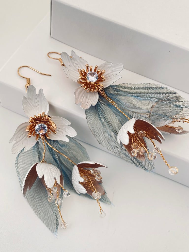 Exklusive Ohrringe "White-Flower-Tulle" | Handmade-" Something Blue Kollektion Hochzeit